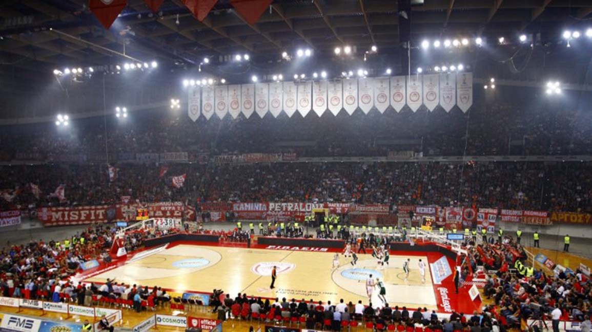 Έπεσε στα… γόνατα μέσα στο ΣΕΦ και της ζήτησε να παντρευτούν