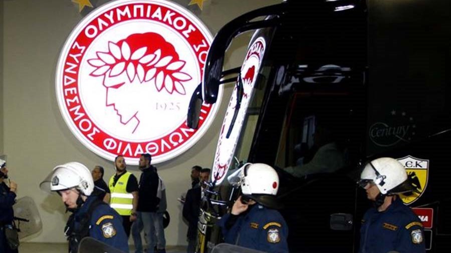 Εκρηκτικό το κλίμα πριν το ντέρμπι Ολυμπιακός – ΑΕΚ – Ομάδα 100 ατόμων επιτέθηκε σε αστυνομικούς