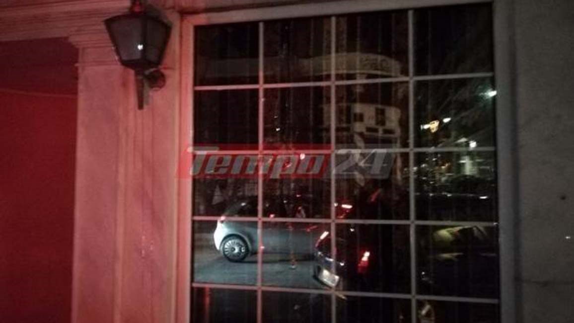 Άγνωστοι πέταξαν πέτρες και μπογιές στο ξενοδοχείο που θα μιλήσει ο Άδωνις στην Πάτρα- ΤΩΡΑ
