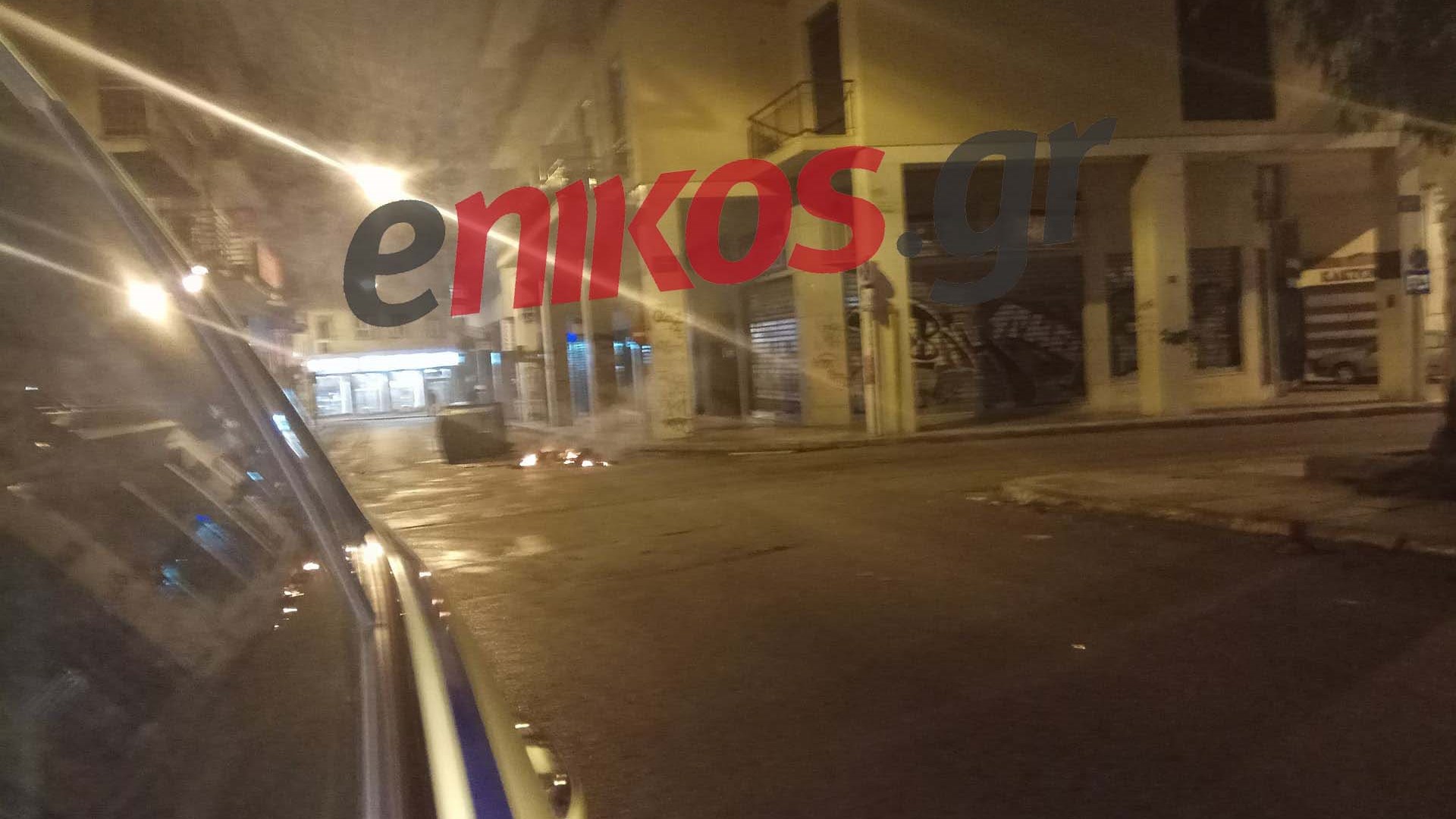 Κουκουλοφόροι εναντίον ΜΑΤ στα Εξάρχεια – Αναποδογυρισμένοι κάδοι και μολότοφ – ΦΩΤΟ αναγνώστη
