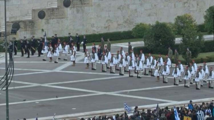 Η συγκλονιστική αλλαγή φρουράς των Ευζώνων στο Σύνταγμα πριν από το συλλαλητήριο υπό το “Μακεδονία Ξακουστή” – ΦΩΤΟ – ΒΙΝΤΕΟ