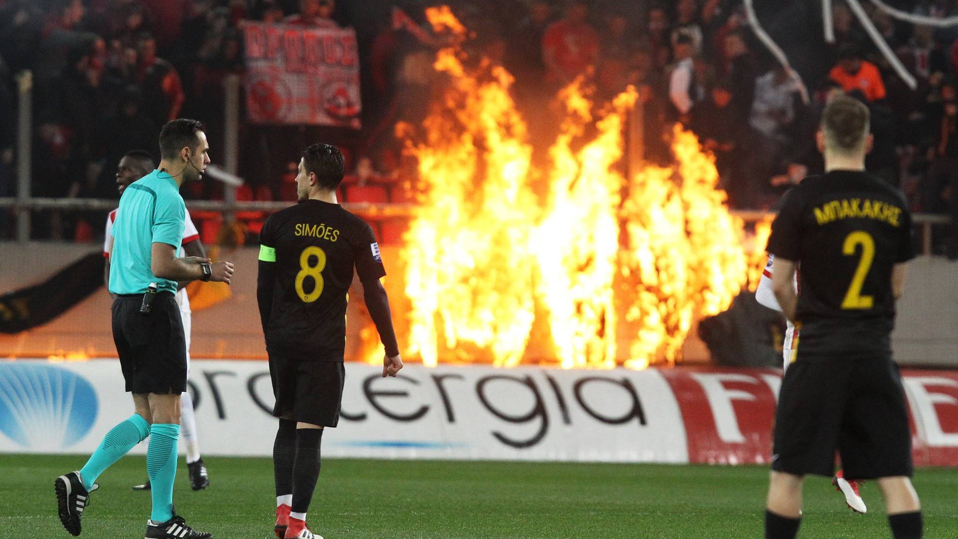 Οπαδοί του Ολυμπιακού έβαλαν φωτιά σε πανό της ΑΕΚ στο Καραϊσκάκη – ΦΩΤΟ