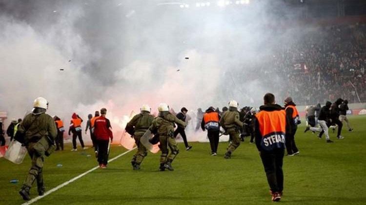 Επεισόδια στον αγωνιστικό χώρο του “Γ.Καραϊσκάκης” μετά το ντέρμπι Ολυμπιακός – ΑΕΚ – ΦΩΤΟ