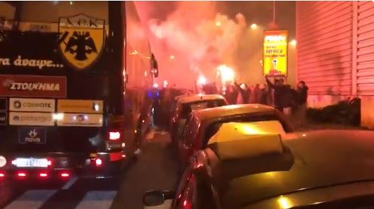 Αποθεωτική υποδοχή των παικτών της ΑΕΚ στο ξενοδοχείο – ΒΙΝΤΕΟ