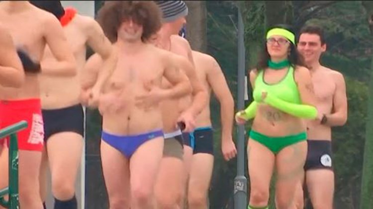 Ένας ασυνήθιστος αγώνας δρόμου με εσώρουχα στο Βελιγράδι – ΒΙΝΤΕΟ