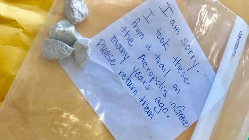 Επέστρεψε πέτρες που είχε κλέψει από την Ακρόπολη – ΦΩΤΟ