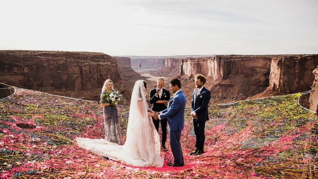 Παντρεύτηκαν στα 120 μέτρα πάνω από το έδαφος- ΦΩΤΟ- ΒΙΝΤΕΟ