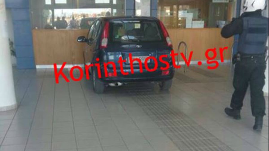 Κανείς δεν ξέρει τι σκεφτόταν – Μπήκε με το αυτοκίνητό του στα εκδοτήρια του Προαστιακού στην Κόρινθο – ΒΙΝΤΕΟ – ΦΩΤΟ