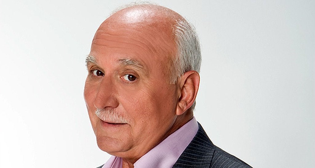 Η τούρτα – έκπληξη στον Γιώργο Παπαδάκη από τους συνεργάτες του – ΦΩΤΟ