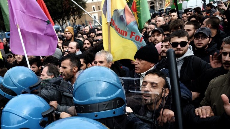 Ένας τραυματίας από τις συμπλοκές Κούρδων – αστυνομίας στη Ρώμη λόγω Ερντογάν
