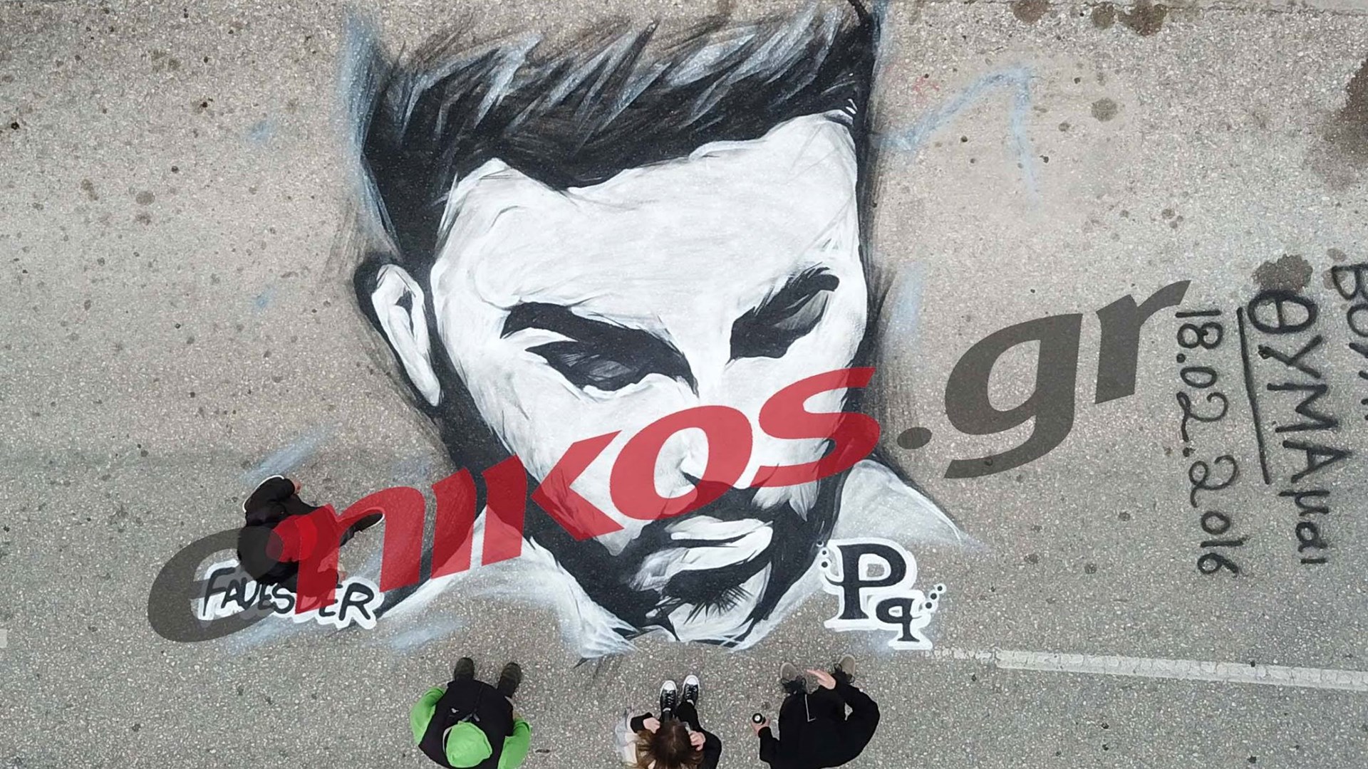 Η στιγμή που δημιουργείται το γκράφιτι του Παντελίδη στο σημείο του τραγικού τροχαίου – Εντυπωσιακές εικόνες από drone – ΒΙΝΤΕΟ