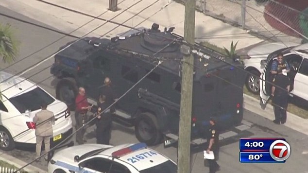 Μαϊάμι: Ιδιοκτήτης μπαρ κρατάει ομήρους 12 υπαλλήλους του – ΦΩΤΟ