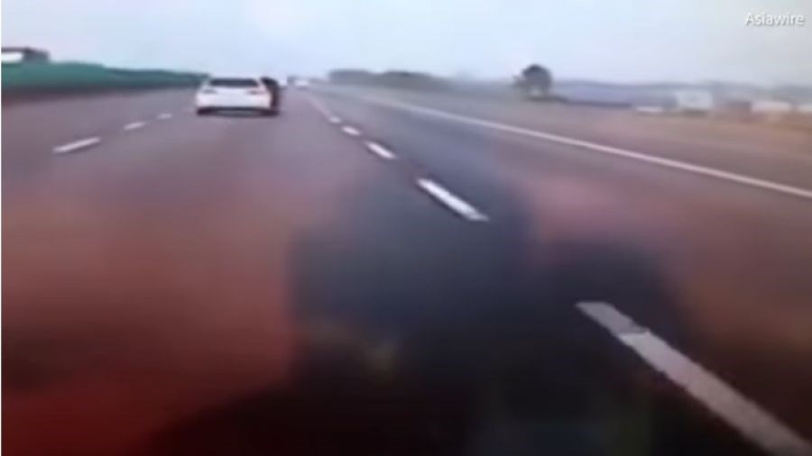 Άνοιξε την πόρτα και βγήκε από το αυτοκίνητο που έτρεχε με 100 χλμ την ώρα – ΒΙΝΤΕΟ