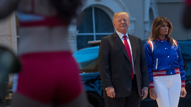 Ο Τραμπ άφησε την Μελάνια κι … έτρεξε στις μαζορέτες  – ΒΙΝΤΕΟ