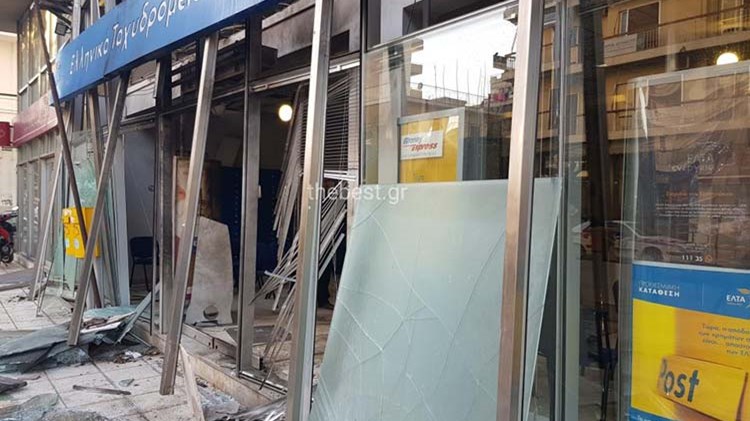 Επίθεση με γκαζάκια στο κέντρο της Πάτρας – ΦΩΤΟ