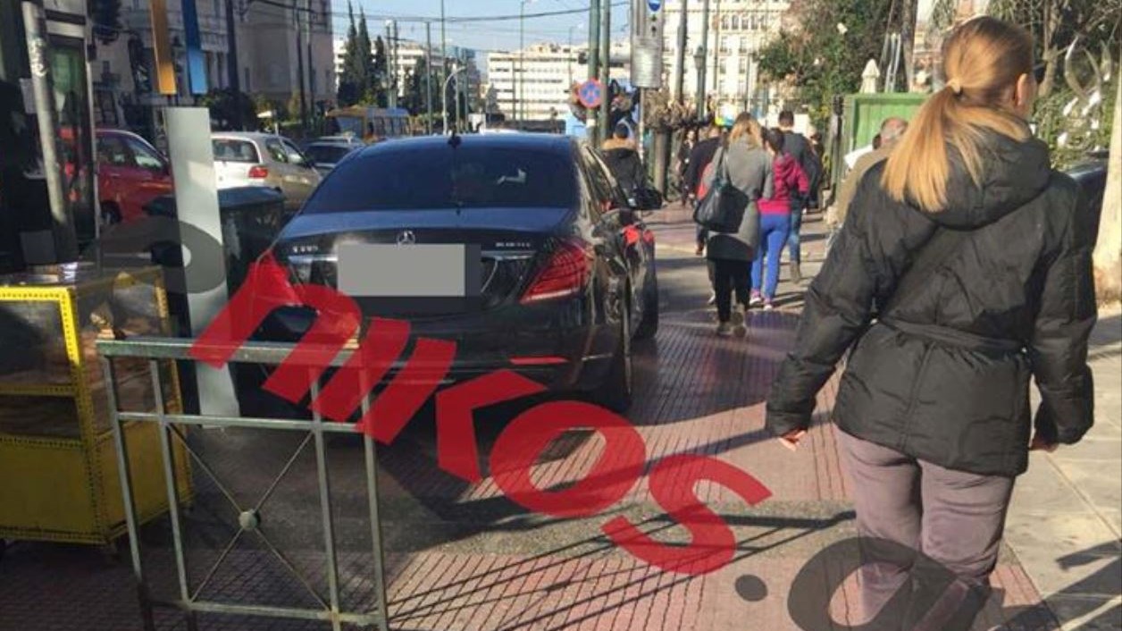 Πάρκαρε απέναντι από τη Βουλή, πάνω στο πεζοδρόμιο και… όλα καλά- ΦΩΤΟ αναγνώστη