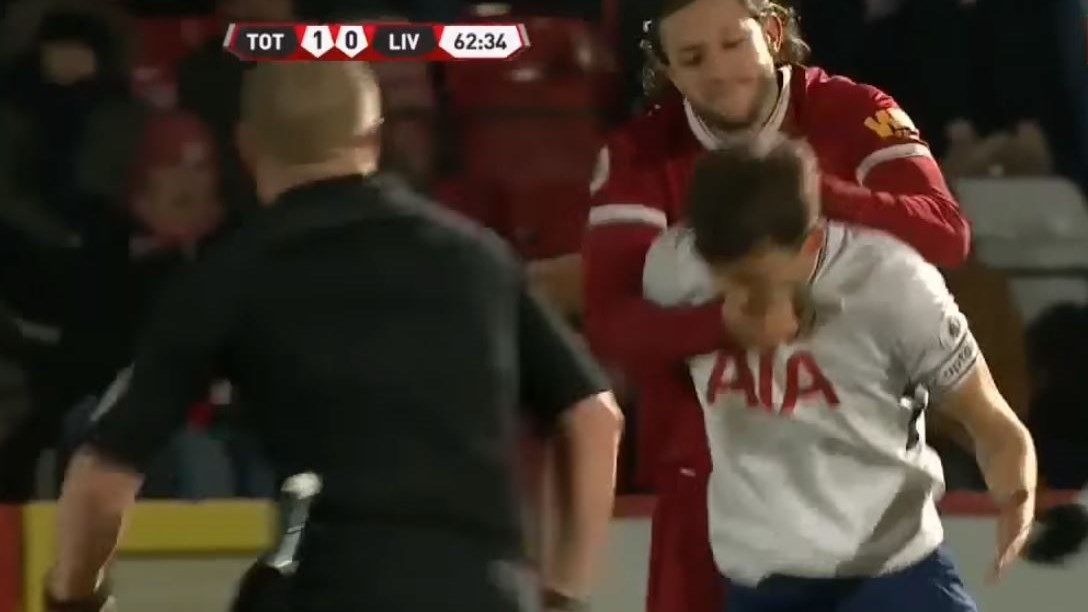 Ποδοσφαιριστής έκανε… κεφαλοκλείδωμα για να “εξουδετερώσει” τον αντίπαλο- ΒΙΝΤΕΟ