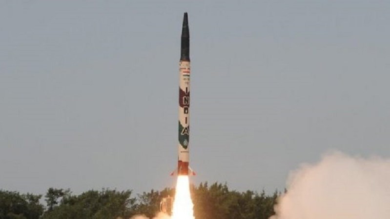 Επίδειξη δύναμης από την Ινδία – Έκανε δοκιμαστική εκτόξευση βαλλιστικού πυραύλου – ΒΙΝΤΕΟ