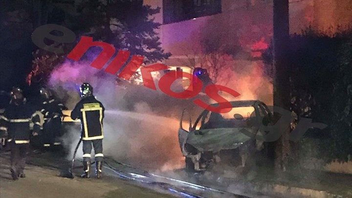 Στις φλόγες τυλίχθηκαν τρία αυτοκίνητα στην Πολιτεία- ΦΩΤΟ αναγνώστη