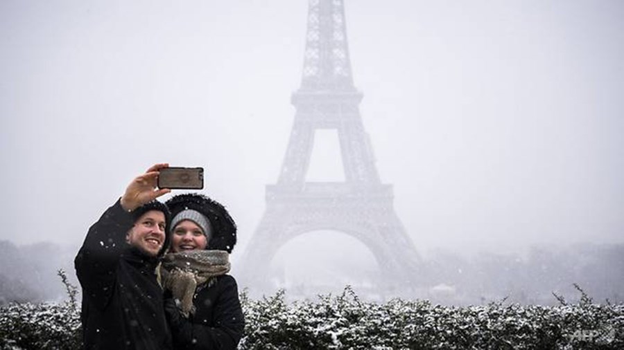Σε κλοιό χιονιά το Παρίσι – Έκλεισε μέχρι και ο Πύργος του Άιφελ – Εντυπωσιακές ΦΩΤΟ
