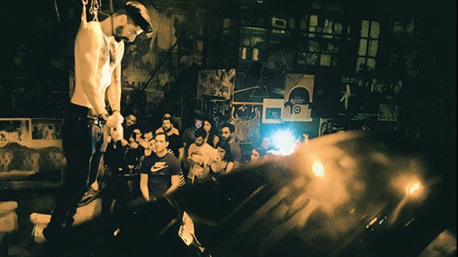 Παράσταση-σοκ στο κέντρο της Αθήνας – Μάγος κρεμιέται στη σκηνή – ΦΩΤΟ
