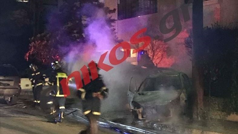 Η στιγμή που οι πυροσβέστες επεμβαίνουν στο φλεγόμενο αυτοκίνητο στην Πολιτεία – ΒΙΝΤΕΟ αναγνώστη