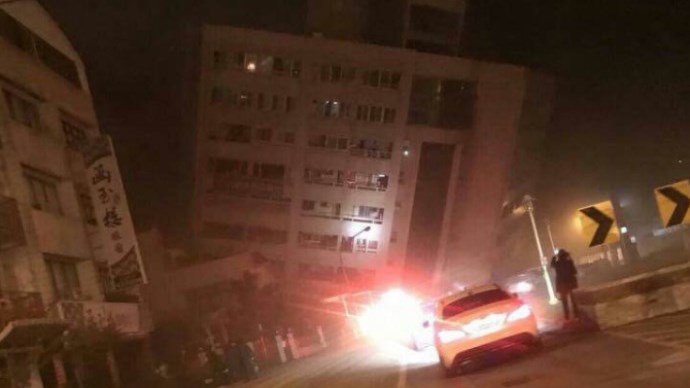 Ισχυρός σεισμός  6,4 ρίχτερ στην Ταϊβάν – Κατέρρευσε ξενοδοχείο σαν τραπουλόχαρτο – Εκατοντάδες εγκλωβισμένοι στα συντρίμμια  – ΦΩΤΟ