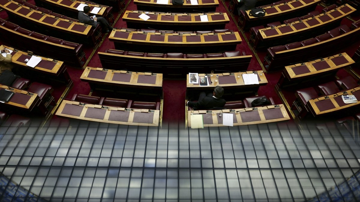 Χάος στη Βουλή – Ανάρπαστη η δικογραφία των 7.000 σελίδων για τη Novartis – Ουρές από βουλευτές – ΒΙΝΤΕΟ