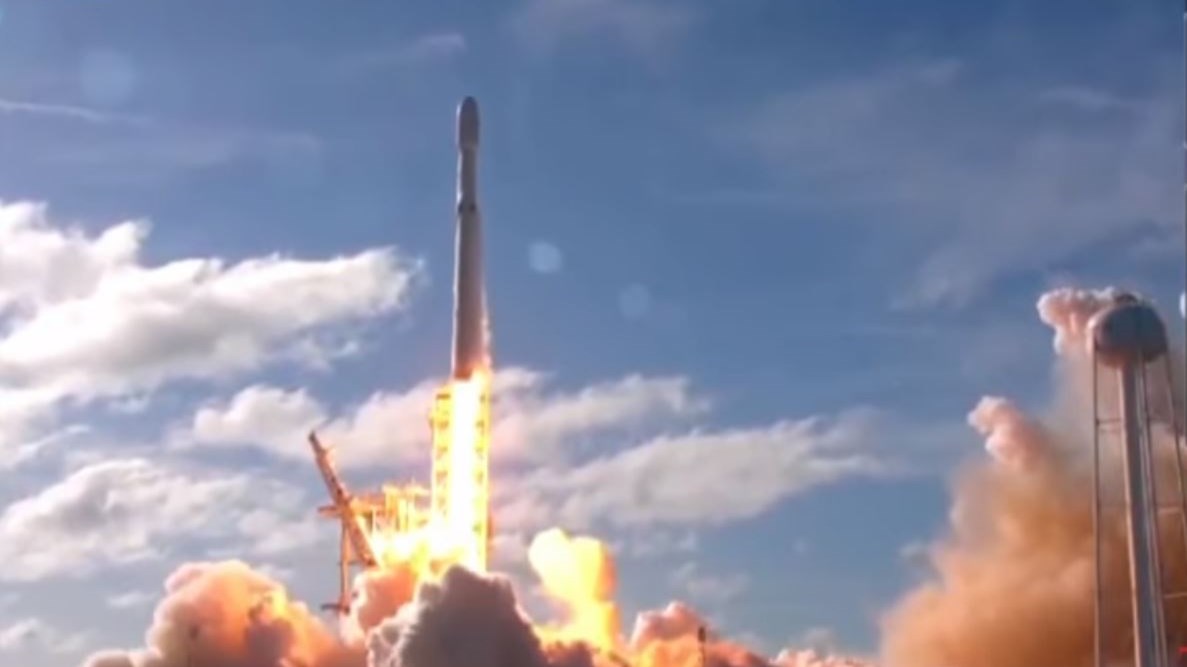Έγραψε ιστορία η Space X – Η στιγμή της εκτόξευσης του ισχυρότερου πυραύλου στον κόσμο – ΒΙΝΤΕΟ