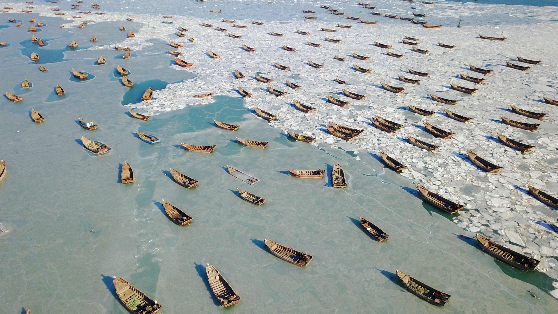 Πάγωσε η…θάλασσα – Αυτά τα πλάνα κάνουν τον γύρο του κόσμου – ΒΙΝΤΕΟ