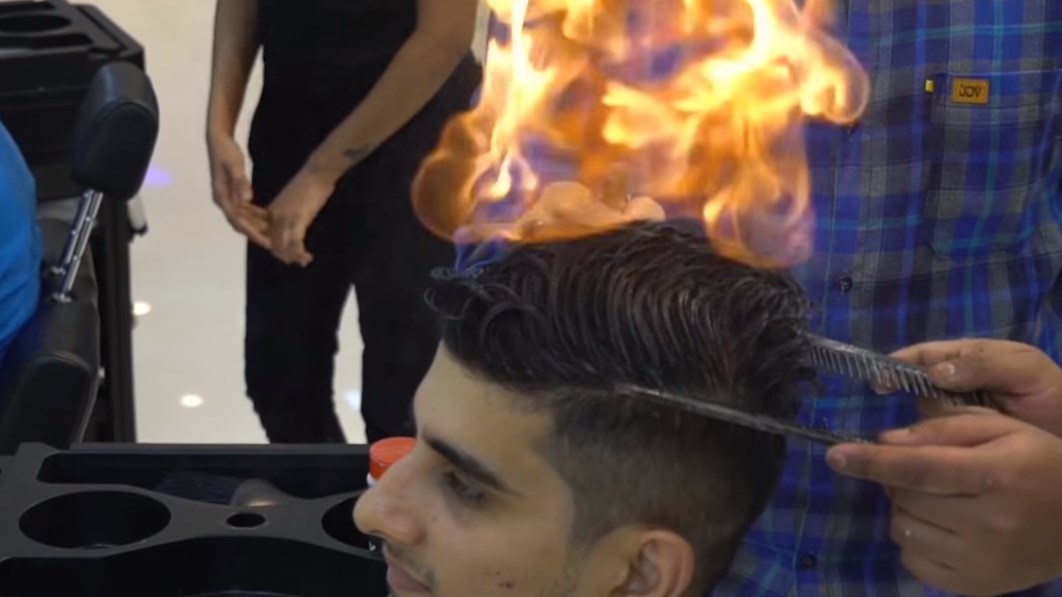 Δείτε τον κομμωτή που κουρεύει τους πελάτες του βάζοντας… φωτιά – ΒΙΝΤΕΟ