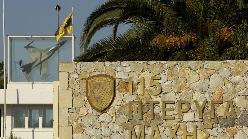 Μπούκαρε με το αυτοκίνητό του στην 115 Πτέρυγα Μάχης