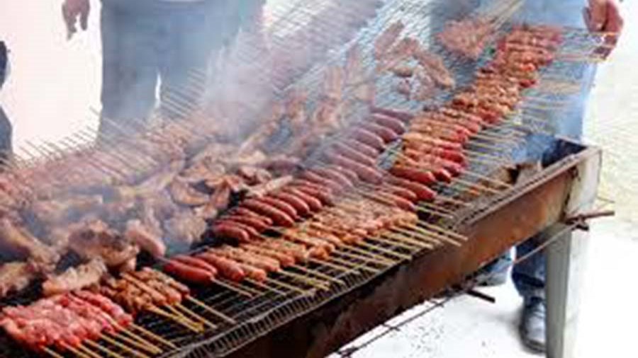 Αφιέρωμα enikos.gr: Η ιστορία και τα έθιμα της Τσικνοπέμπτης – Η Κουλουρού, ο βλάχικος γάμος και το…κουτσομπολιό – ΒΙΝΤΕΟ