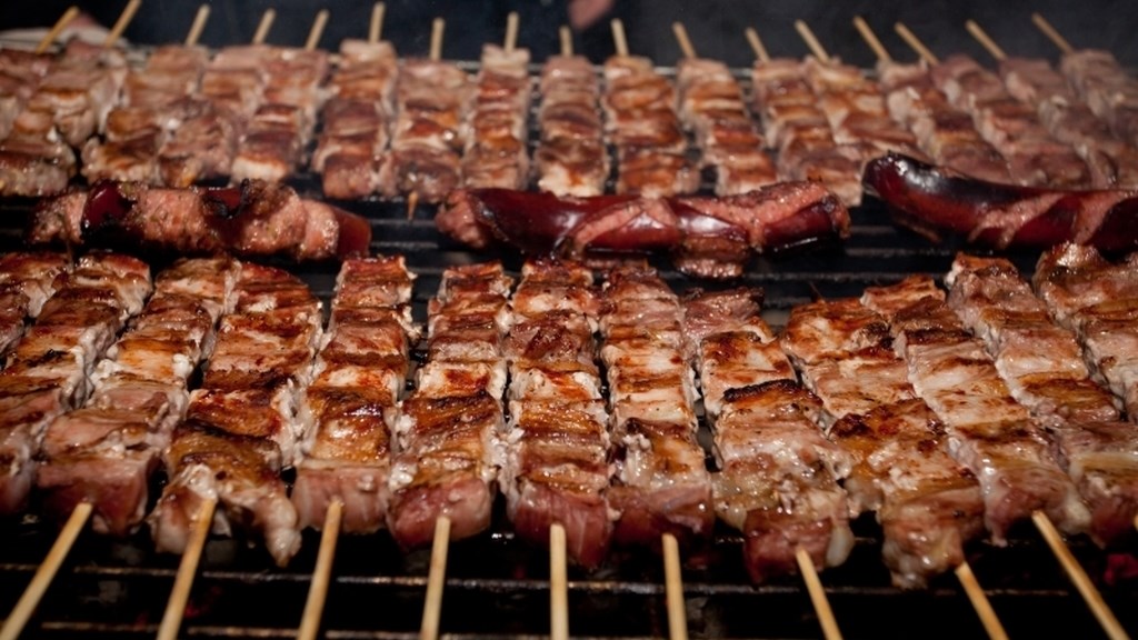 “Πόλεμος” στη Λέσβο για τα… σουβλάκια στα σχολεία την Τσικνοπέμπτη