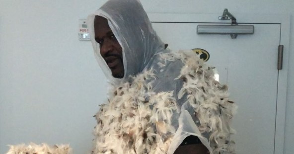 Ο Σακίλ έχασε το στοίχημα και φόρεσε… πούπουλα – ΒΙΝΤΕΟ