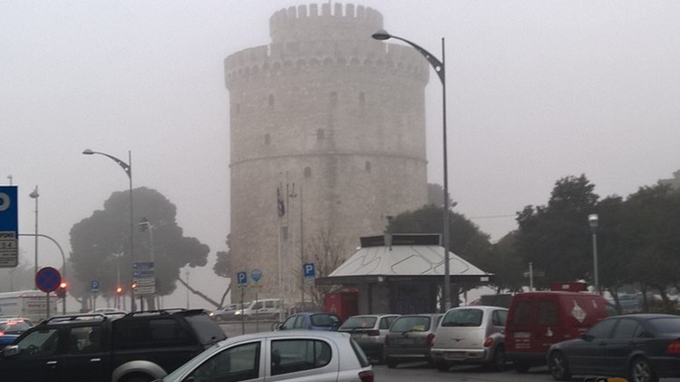 Πυκνή ομίχλη έχει “σκεπάσει” τη Θεσσαλονίκη – ΦΩΤΟ
