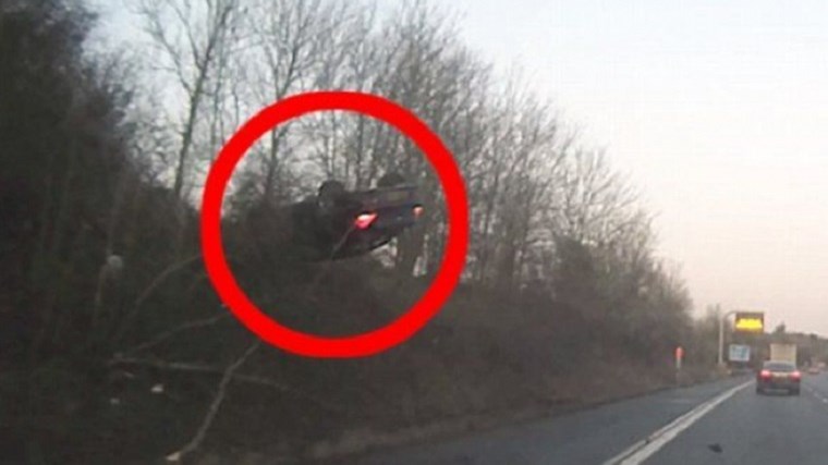 Η στιγμή που αυτοκίνητο βγαίνει εκτός πορείας και κάνει τούμπα στον αέρα- ΒΙΝΤΕΟ