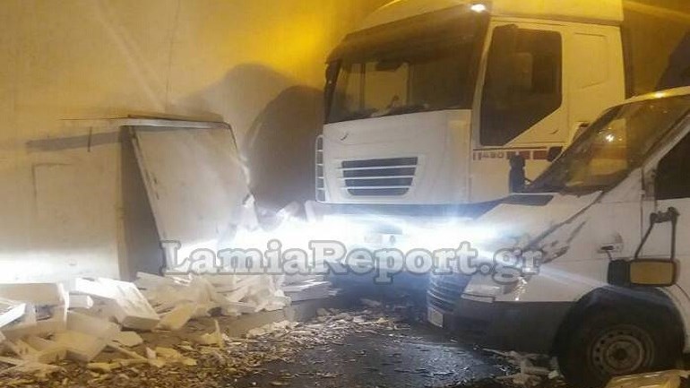 Γέμισε ψάρια η σήραγγα μετά από τροχαίο- ΦΩΤΟ