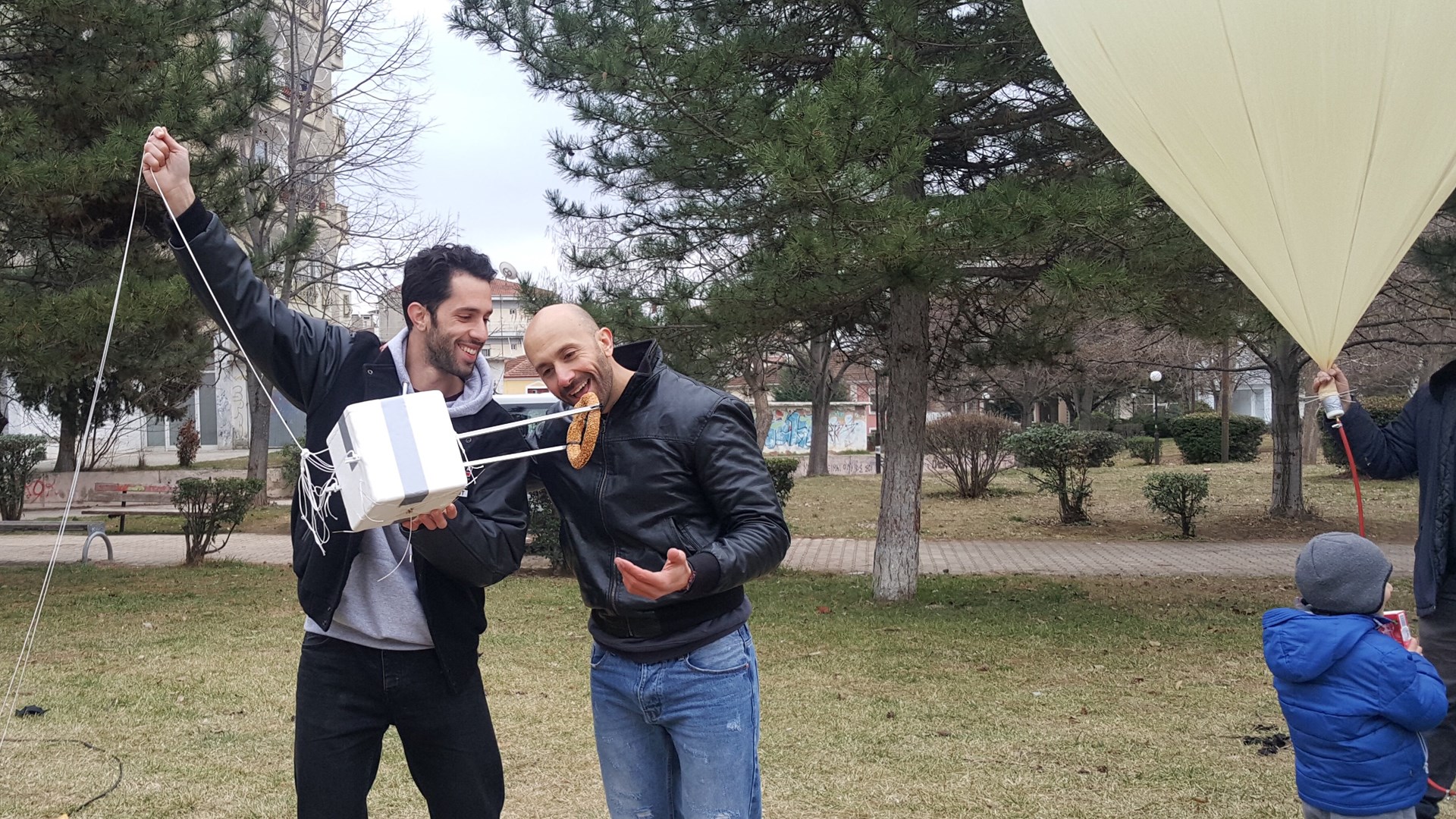 Το ταξίδι ενός κουλουριού Θεσσαλονίκης από την Πτολεμαΐδα στην Καβάλα, μέσω …στρατόσφαιρας – ΦΩΤΟ