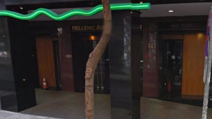 Κουκουλοφόροι πέταξαν τρικάκια στην Ελληνοαμερικανική Ένωση