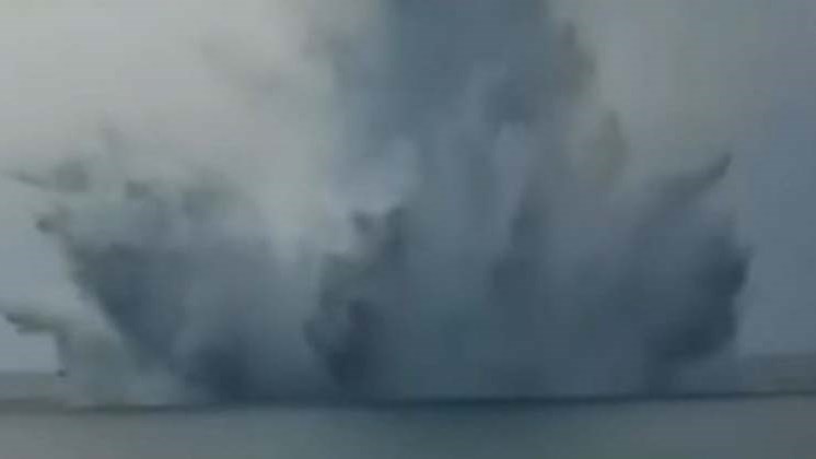 Εντυπωσιακές εικόνες – Η εξουδετέρωση νάρκης βυθού στα Νέα Μουδανιά – ΒΙΝΤΕΟ