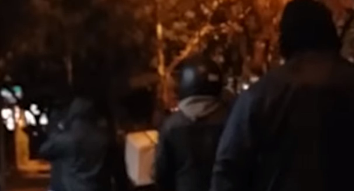 Αντιεξουσιαστές κυνηγούν εμπόρους ναρκωτικών στα Εξάρχεια- BINTEO