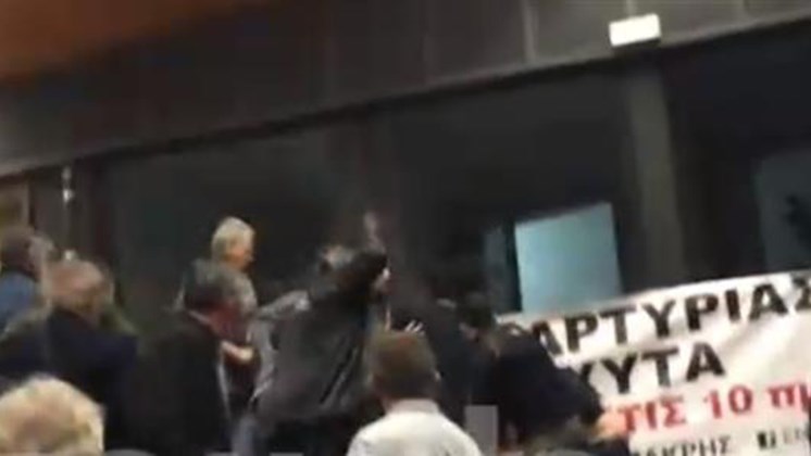 Ένταση και επεισόδια στο Περιφερειακό Συμβούλιο Αττικής