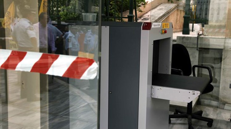 Δύο συλλήψεις στη Βουλή – Κατάδικοι είχαν ραντεβού με βουλευτές