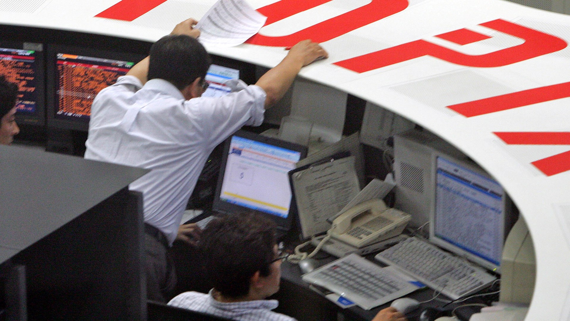 Η βουτιά της Wall Street συνεχίζει να παρασύρει το χρηματιστήριο του Τόκιο