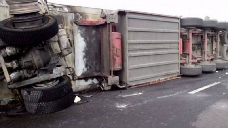 Ανατροπή νταλίκας – Κλειστή η εθνική οδός Αθηνών – Λαμίας – Πώς διεξάγεται η κυκλοφορία