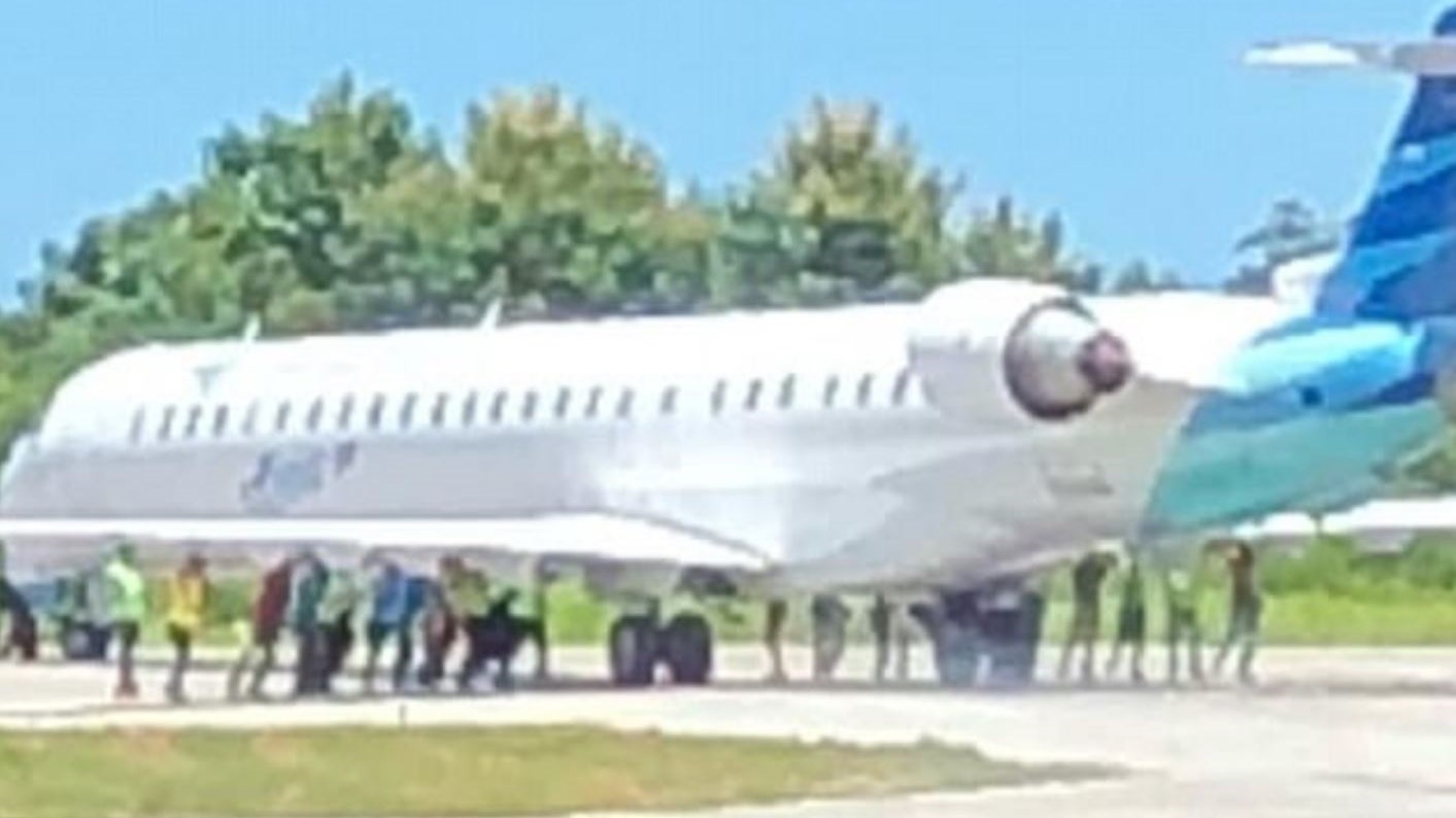 Σπρώχνουν αεροσκάφος 35.000 κιλών στον αεροδιάδρομο –ΦΩΤΟ -ΒΙΝΤΕΟ