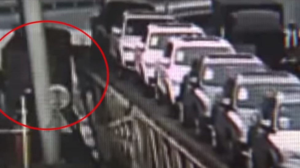 Δείτε τη στιγμή που μια νταλίκα διαλύει το κουβούκλιο σταθμού διοδίων – ΒΙΝΤΕΟ