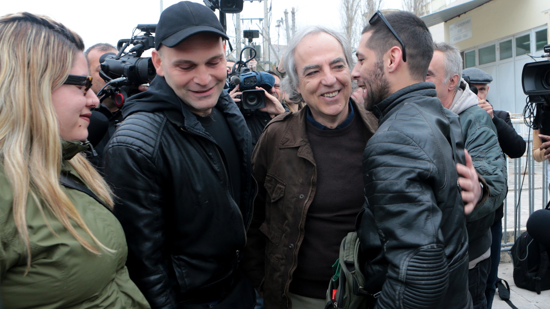 Νέες φωτογραφίες του Κουφοντίνα έξω από τη φυλακή