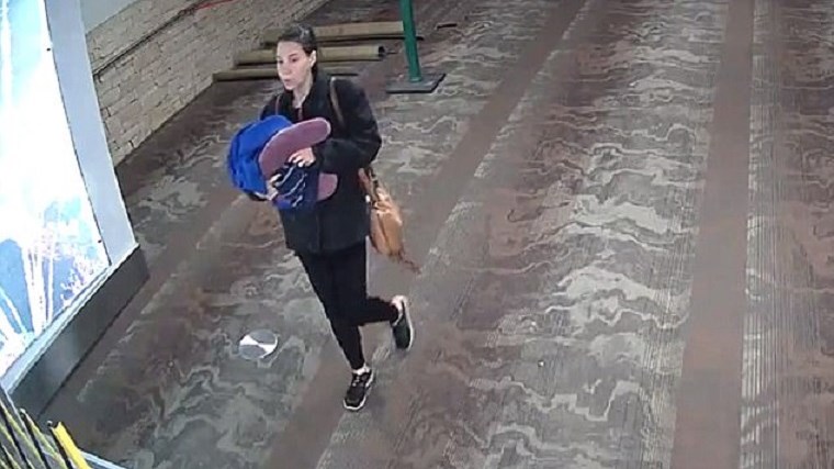 Αυτή είναι η γυναίκα που γέννησε και εγκατέλειψε το μωρό της στις τουαλέτες αεροδρομίου των ΗΠΑ- ΒΙΝΤΕΟ- ΦΩΤΟ